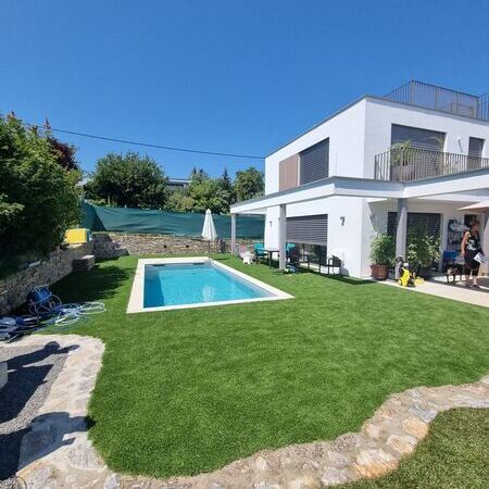 Rollrasen-Wiese um einen Pool